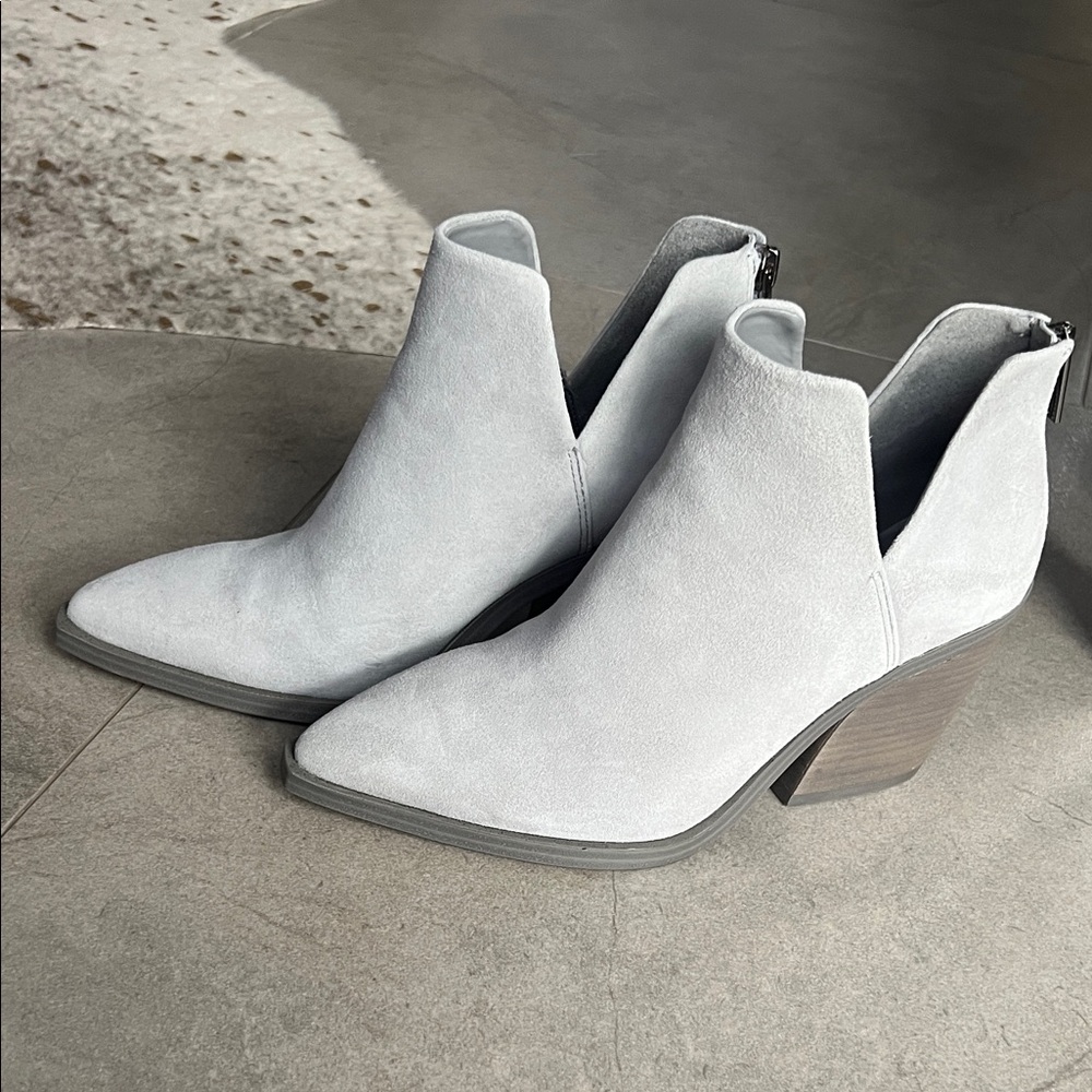 Never worn Vince Camuto Light Gray Ankle Booties 6.5/36.5